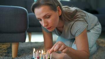 Frau Beleuchtung Kerzen auf Geburtstag Kuchen, feiern Geburtstag beim Zuhause video