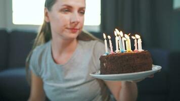 vrouw vieren verjaardag Bij huis alleen met verjaardag taart video
