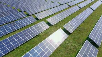 vuelo terminado un campo de solar paneles en soleado verano día. ecológico innovación. video