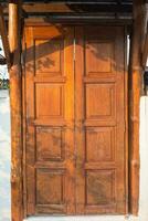 el antiguo marrón de madera puerta foto