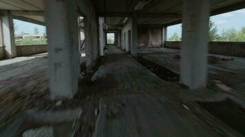 fpv zangão moscas suavemente entre abandonado industrial edifícios e por aí a escavadora video