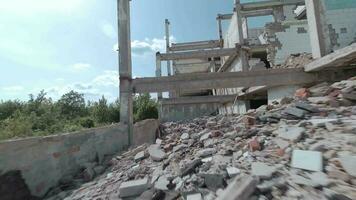 fpv drone mouches doucement parmi abandonné industriel bâtiments et autour un excavatrice video