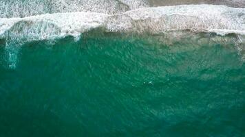 antenne visie van de middellandse Zee kust, golven bereiken de uitgestorven zanderig strand video