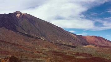 aéreo ver de el teide nacional parque, vuelo terminado un Desierto rocoso superficie, ver de el montañas. Marte superficie concepto video