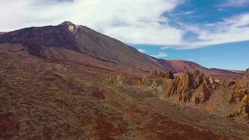 aereo Visualizza di il teide nazionale parco, volo al di sopra di un' deserto roccioso superficie, Visualizza di il montagne. Marte superficie concetto video