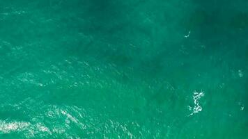 aéreo ver de el Mediterráneo costa, olas alcanzar el abandonado arenoso playa video