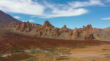 Antenne Aussicht von das teide National Park, Flug Über ein Wüste felsig Oberfläche, Aussicht von das Berge. Mars Oberfläche Konzept video