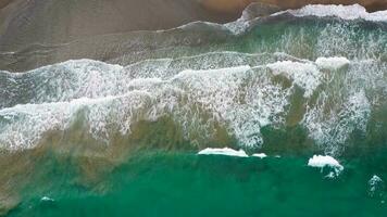 aereo Visualizza di il mediterraneo costa, onde raggiungere il abbandonato sabbioso spiaggia video