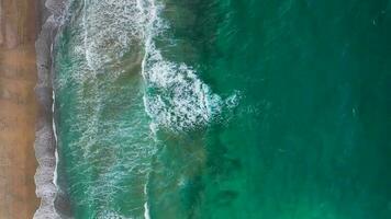 aéreo Visão do a Mediterrâneo costa, ondas alcance a deserta arenoso de praia video