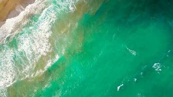 Antenne Aussicht von das Mittelmeer Küste, Wellen erreichen das verlassen sandig Strand video