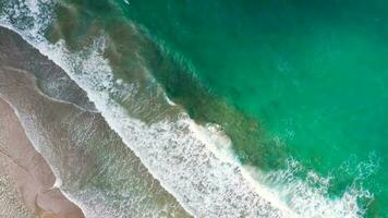 Antenne Aussicht von das Mittelmeer Küste, Wellen erreichen das verlassen sandig Strand video