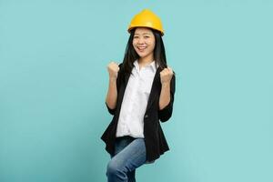 hermosa asiático mujer ingeniero desarrollador manos arriba elevado brazos desde felicidad aislado en verde fondo, emocionado mujer ganador éxito concepto foto