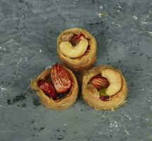 aves nido baklava con pistachos, anacardos y almendras, árabe, turco dulces para Ramadán y Eid. foto