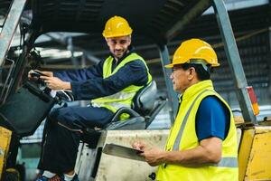 almacén trabajador hablando con máquina elevadora operador en fábrica foto