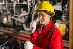 trabajador mujer trabajando con sonriente a fábrica foto