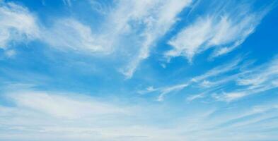 nube blanca con fondo de cielo azul foto