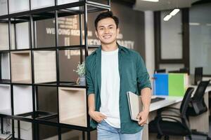 foto de joven asiático empresario trabajando a oficina