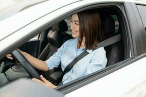 joven asiático mujer con coche foto