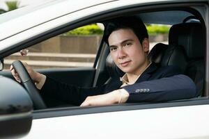 joven asiático negocio hombre con coche foto