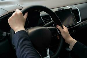 joven asiático negocio hombre con coche foto