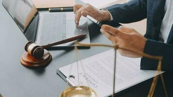 concept de justice et de droit. juge masculin dans une salle d'audience avec le marteau, travaillant avec, clavier d'ordinateur et d'accueil, lunettes, sur table à la lumière du matin video