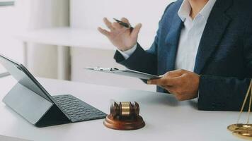 concept de justice et de droit. juge masculin dans une salle d'audience avec le marteau, travaillant avec, clavier d'ordinateur et d'accueil, lunettes, sur table à la lumière du matin video