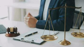 concept de justice et de droit. juge masculin dans une salle d'audience avec le marteau, travaillant avec, clavier d'ordinateur et d'accueil, lunettes, sur table à la lumière du matin video