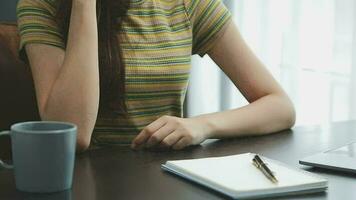 el retrato de una joven mujer asiática independiente está trabajando en su trabajo en una tableta de computadora en una oficina moderna. hacer un informe de análisis contable datos de inversión inmobiliaria, concepto de sistemas financieros y fiscales. video