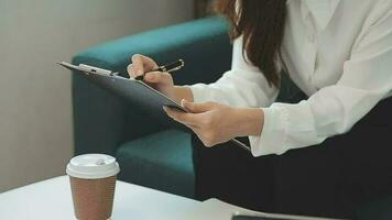 glücklich asiatisch Teen Mädchen halten Pad Computer Gadget mit Digital Tablette Technologie Sitzung auf das Couch beim heim. lächelnd jung Frau mit Apps, Einkaufen online, lesen Nachricht, Surfen Internet auf Sofa video