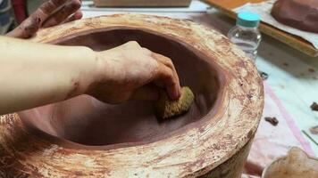 trabajo con arcilla en taller de cerámica video