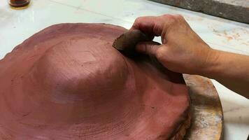 trabalhando com argila na oficina de cerâmica video