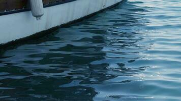 Fischerboot im Meerwasser video