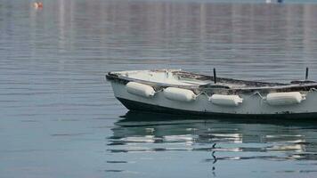 reflectie van een boot in zee video