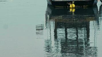 reflectie van een boot in zee video