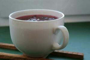 elaborada sudanés Rosa hibisco té pétalos en un taza en un estar foto