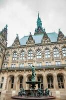 hamburgo ciudad salón edificio situado en el altstadt trimestre en el ciudad centrar a el rathausmarkt cuadrado en un frío lluvioso temprano primavera día foto