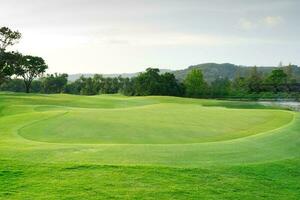 hermosa golf curso vista, golf curso con hermosa poniendo verde, Fresco verde césped en el golf curso foto