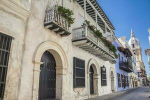 uno de el hermosa colonial calles de cartagena Delaware indios en Colombia foto