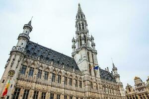 fachada de el histórico Bruselas pueblo salón edificio situado en el famoso grandioso sitio construido en el 15 siglo foto