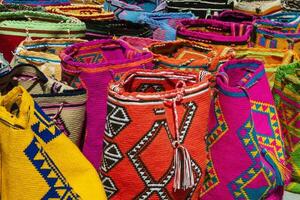 tradicional pantalones mano de punto por mujer de el wayuu comunidad en Colombia foto