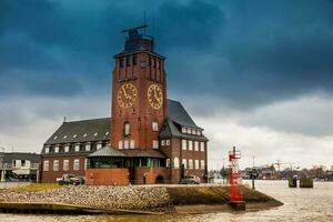 navegador torre a finkenwerder en el bancos de el Elba río en hamburgo foto