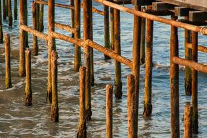 Oceano y oxidado muelle pilares foto