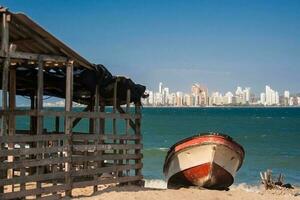 barco a el playa en un tropical playa en cartagena Delaware indios en Colombia. turístico zona de cartagena visto desde tierra bomba foto