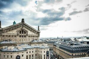 el hermosa París ciudad visto desde un techo en un frío invierno día foto