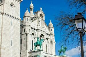 el histórico sacre coeur basílica construido en el Dieciocho siglo a el Montmartre colina en París Francia foto