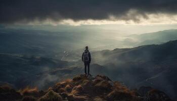 en pie en montaña cima, mochila y éxito generado por ai foto