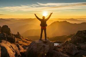 persona celebrando en el cumbre de un montaña con brazos aumentó. generativo ai foto