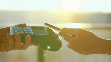 Nahaufnahme, Mann mit Smartphone bargeldlos Brieftasche nfc Technologie zu Zahlen bestellen auf Bank Terminal. Karte Maschine im weiblich Hand video