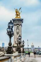 hermosa histórico Pont alexandre iii construido en el año mil novecientos en París foto