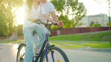 Papa ist Lehren Tochter Wie zu Reiten Fahrrad beim Sonnenuntergang. schleppend Bewegung video